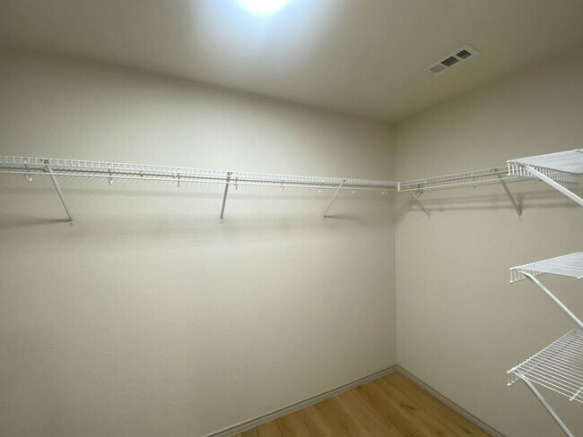 Building Photo - 1 STORY 3 BEDROOM WITH AN OFFICE AND 2 BATHROOM.