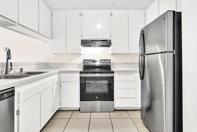 Building Photo - Great three bedroom townhome in UTC!  Avai...