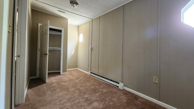 Building Photo - Roomy, Renovated House for Lease