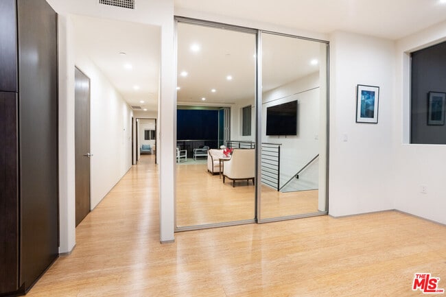 Building Photo - 6985 Trolleyway S