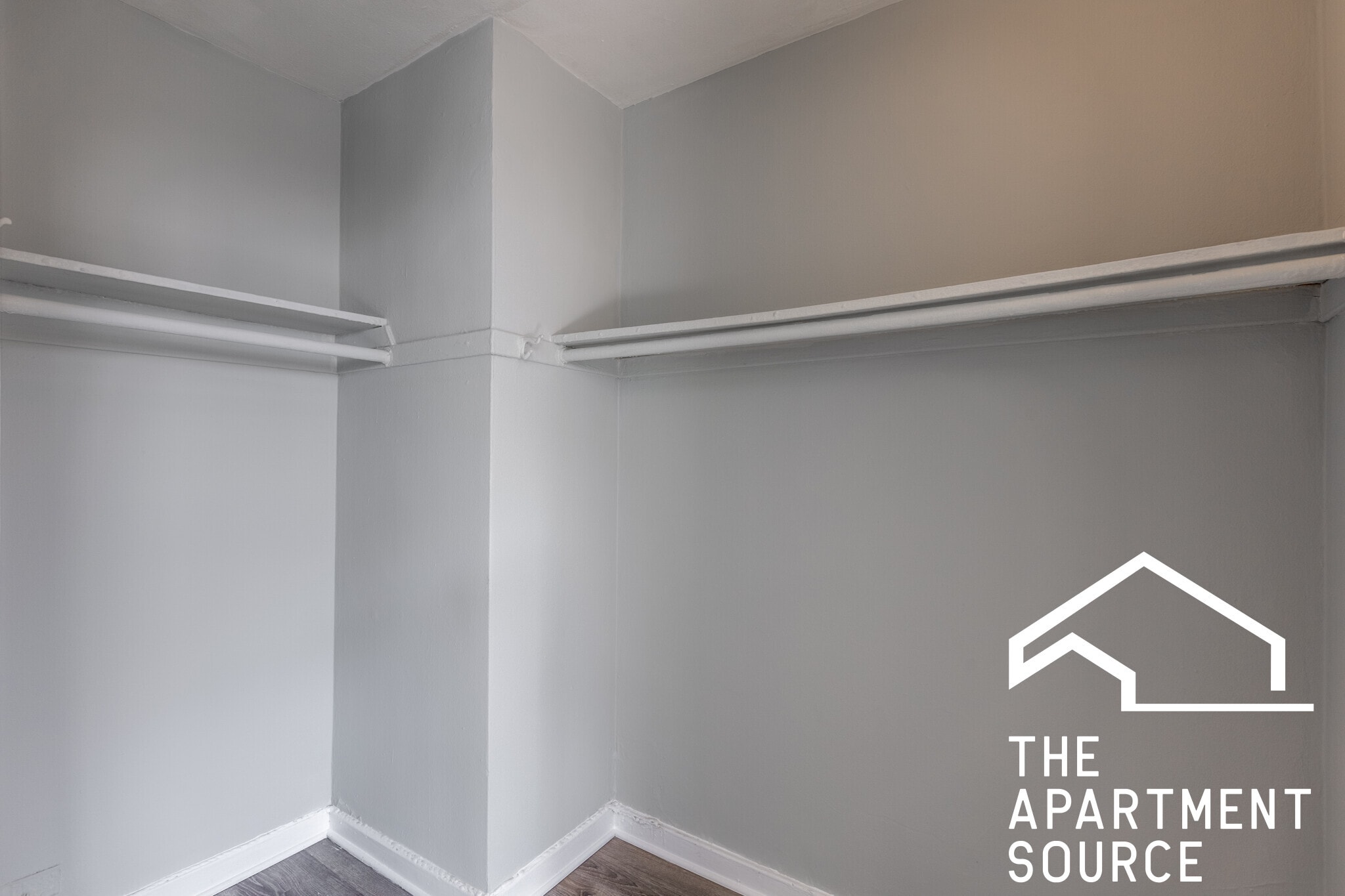 Building Photo - 717 W Belmont Ave