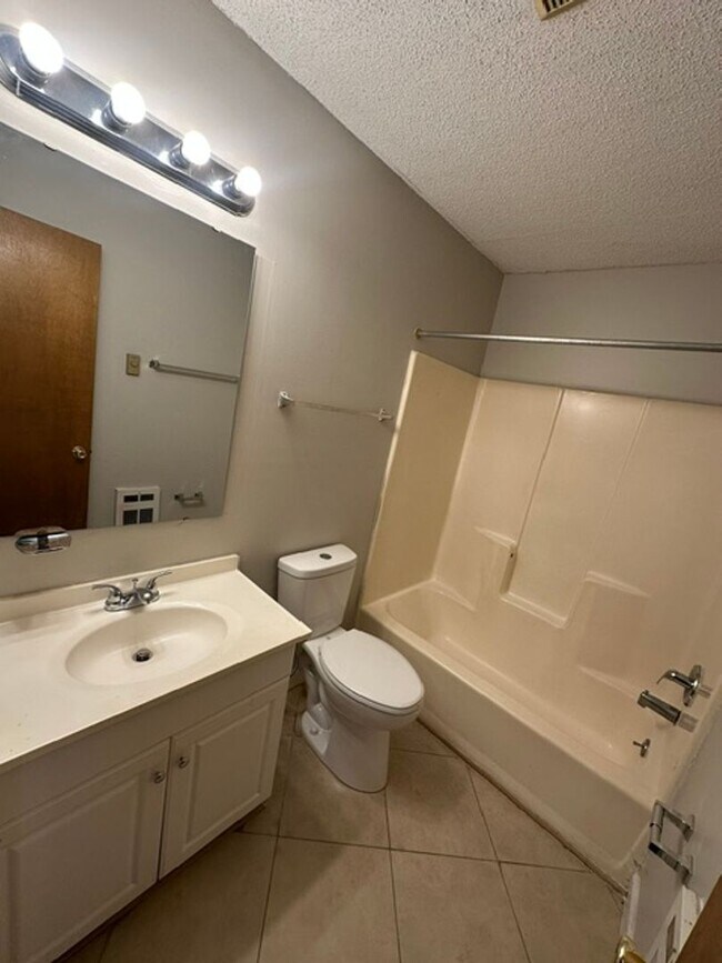 Building Photo - 118 Creekside Dr