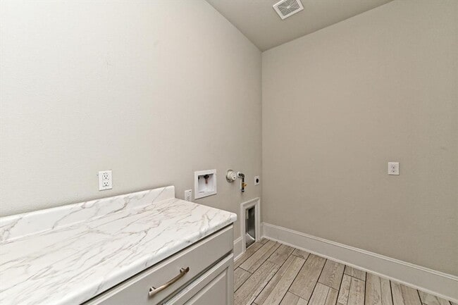 Building Photo - 208 Rocky View Ln