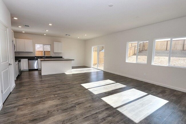 Building Photo - Beautiful Lincoln Home Available in May!