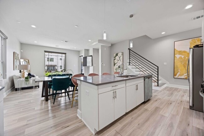 Building Photo - 705 Gregg St