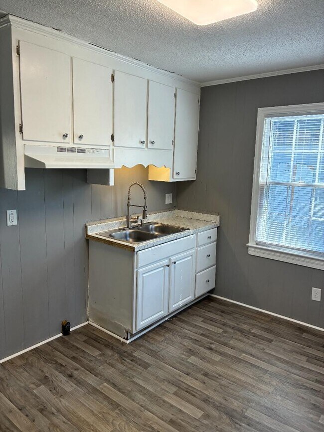 Building Photo - 207 Lee St NE