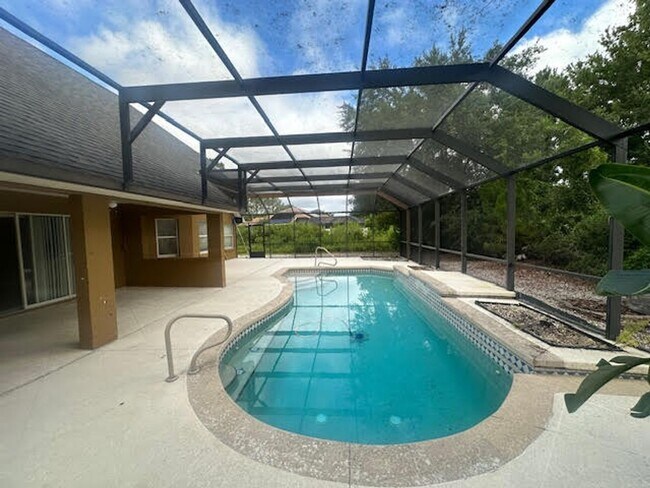 Building Photo - Pool home for rent !