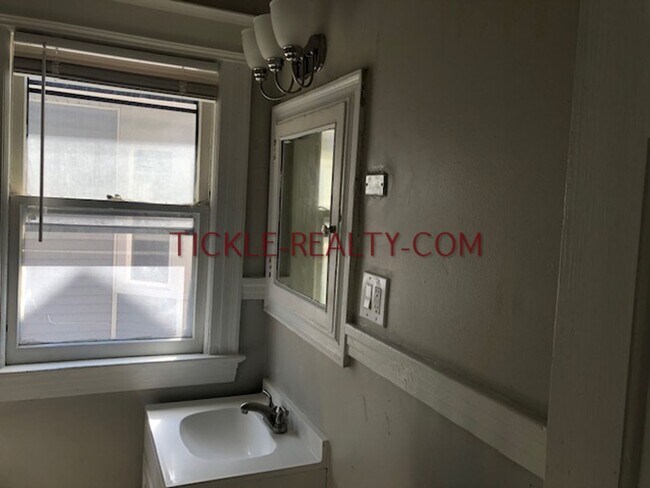 Building Photo - 376 Alexander St