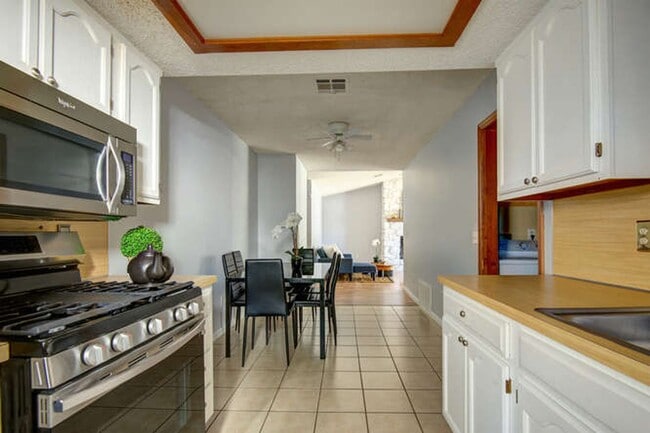 Building Photo - Great little modern and super clean home i...