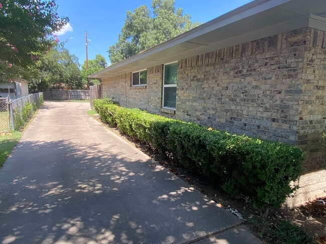 Building Photo - 1017-1019 Mullins Street