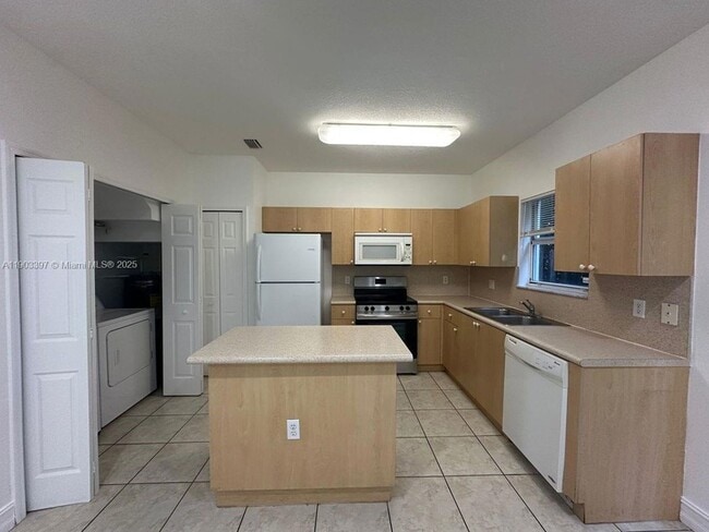 Building Photo - 1712 SE 31st Ct