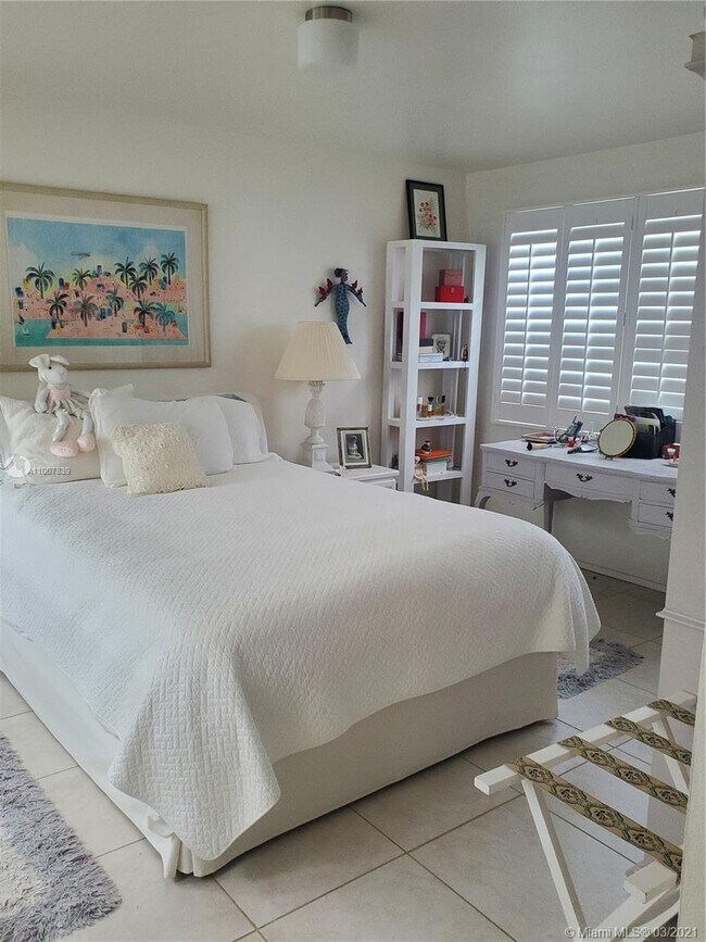 Building Photo - 10170 Collins Ave