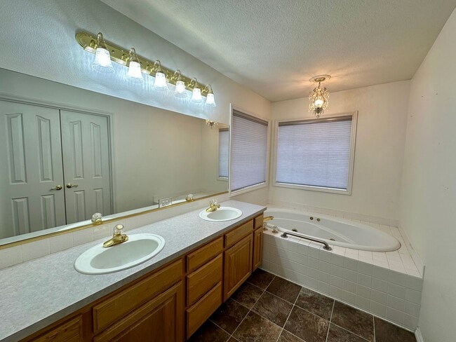 Building Photo - Large Three Bedroom Home in the Hills of West Salem