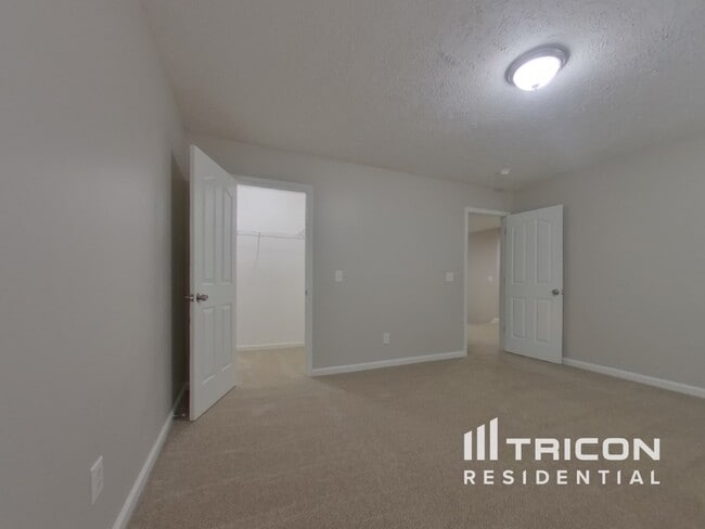 Building Photo - 222 Castlebury Dr