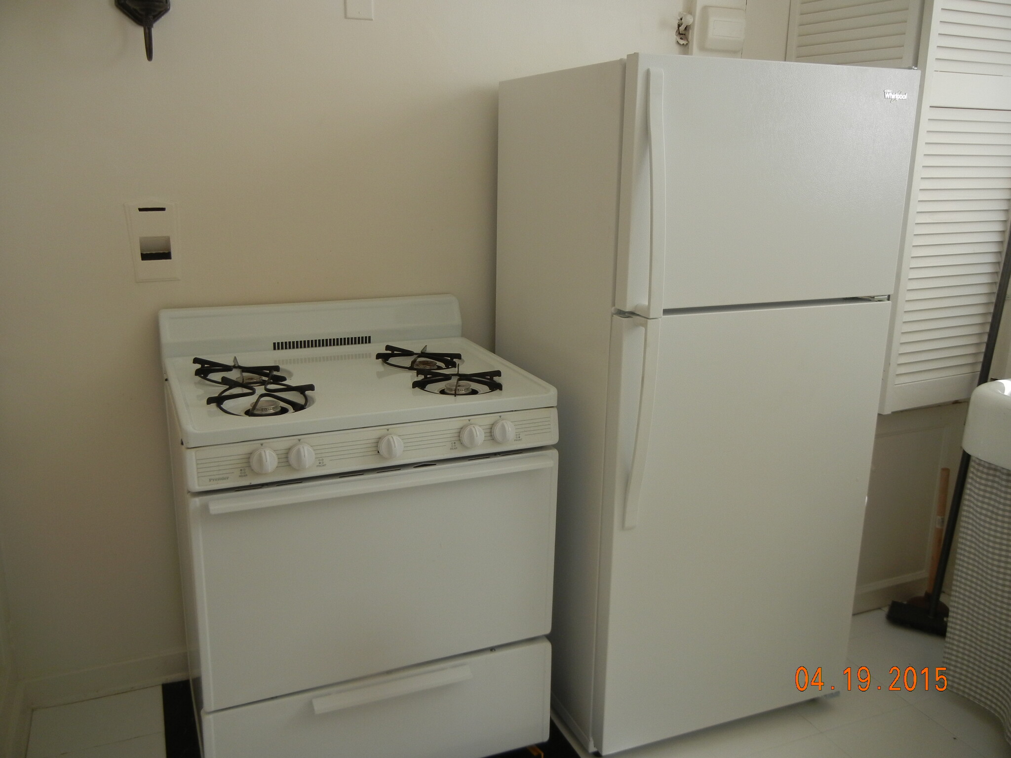 Stove and fridge - 4911 Dockweiler St