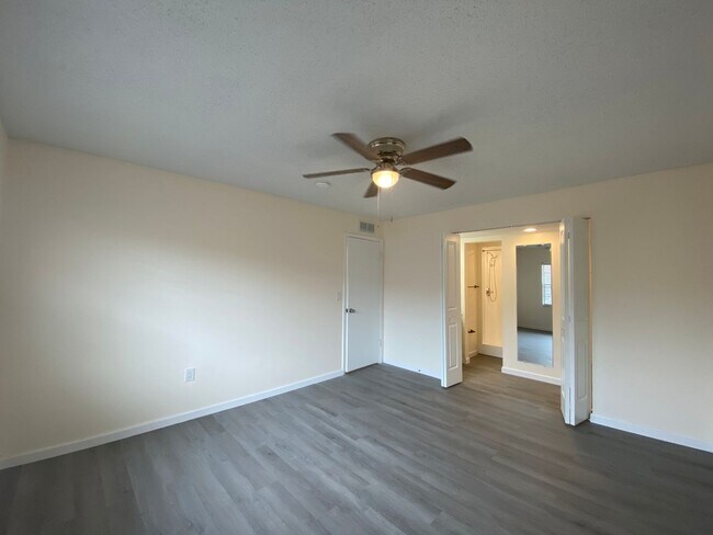 Building Photo - NEWLY RENOVATED 2 BED 2 BATH CONDO NEAR UC...