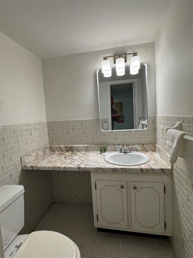 Building Photo - 2200 E Hallandale Beach Blvd