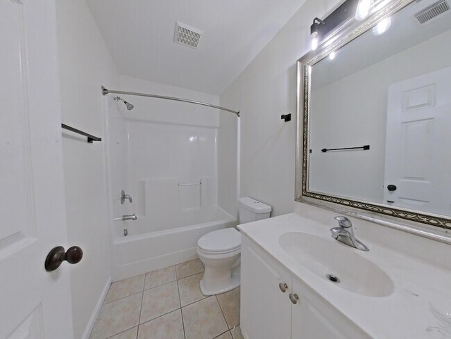 Building Photo - 933 Mitchell Ln