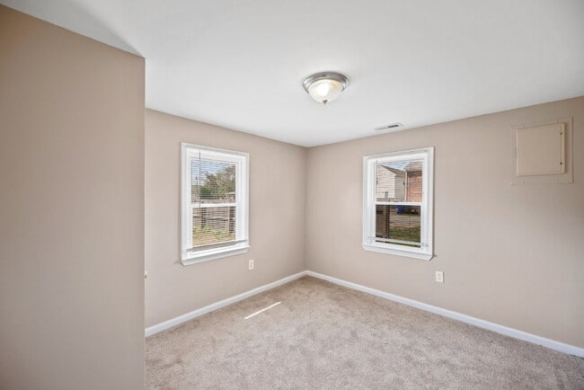 Building Photo - CHARMING 3 BEDROOM 1 BATH NEAR LITTLE CREEK & SHORE DR