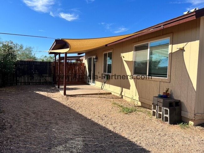Building Photo - Remodeled Townhome