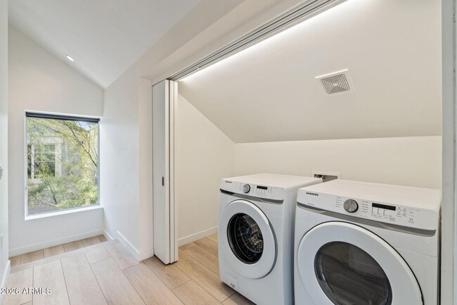 Building Photo - 1337 E Polk St