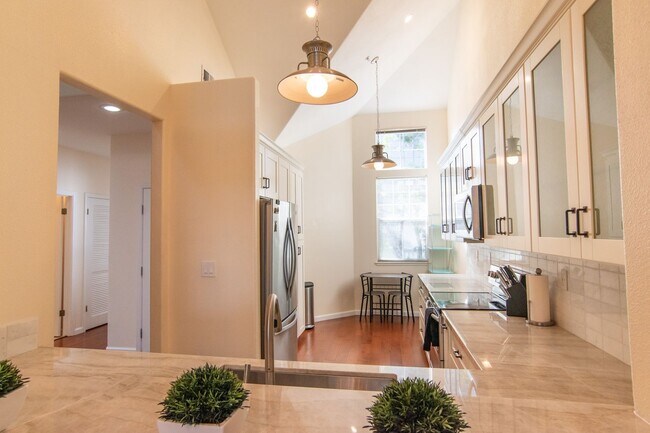 Primary Photo - Light & Bright Top Floor Condo Near Apple ...
