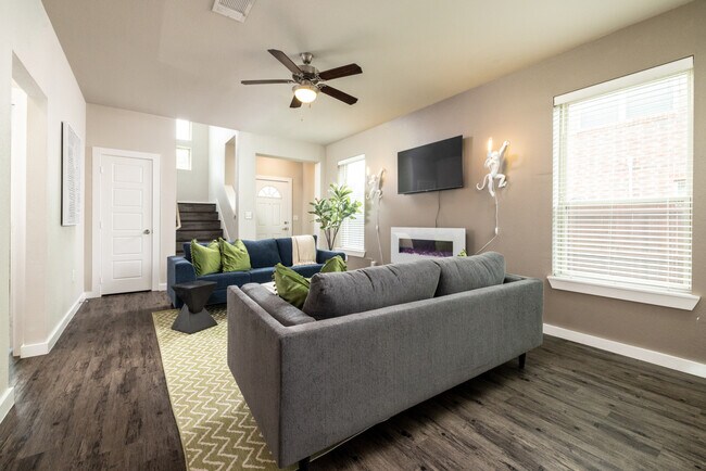 Building Photo - 2307 N Elm St