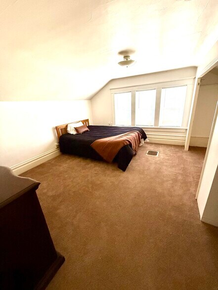 Building Photo - 323 S Janesville St