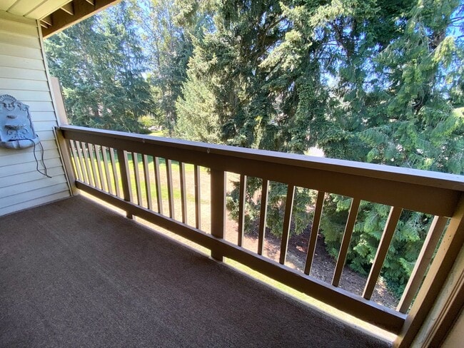 Building Photo - Top floor 1 bedroom condo available now!