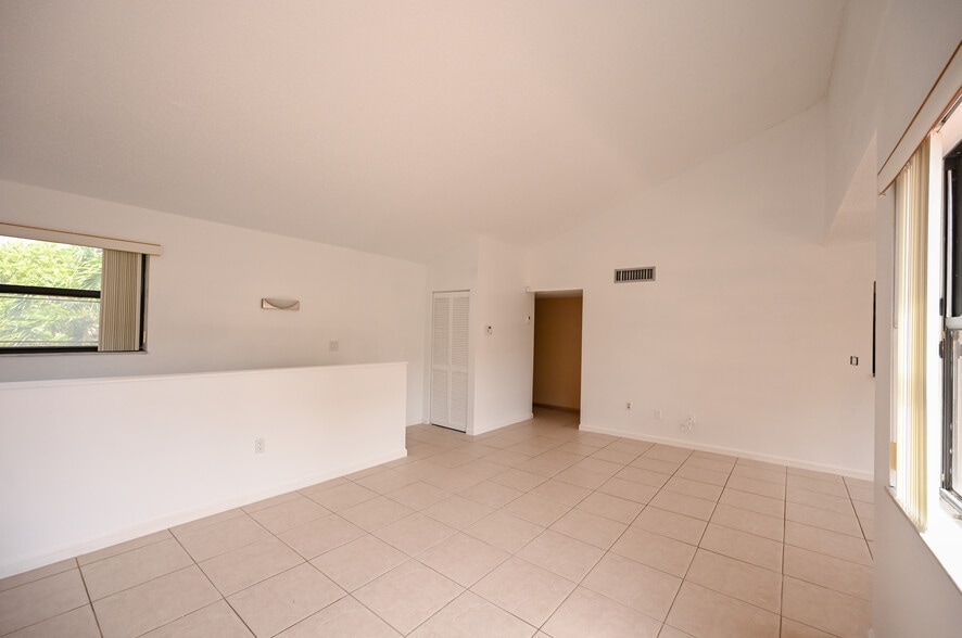 Living room - 445 W Park Dr