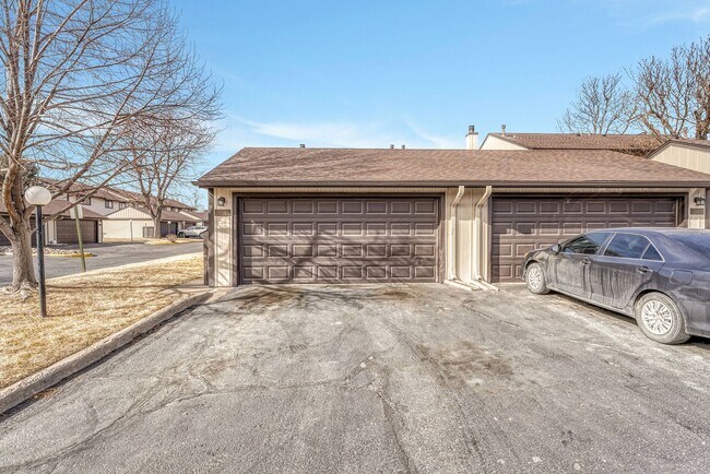Building Photo - Bright & Updated 3-Bedroom Townhome in Desirable Cherry Creek School District