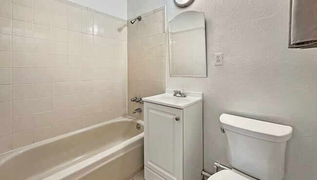 Building Photo - Cozy 1-bdrm, 1-bath in gated complex, includes 1 parking space, Located steps from schools and Hi...