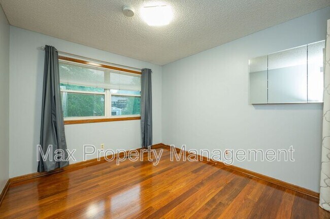 Building Photo - 9408 Horton Ave