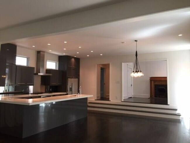 Building Photo - Renovated Single Family Home Available soon for Move-In !