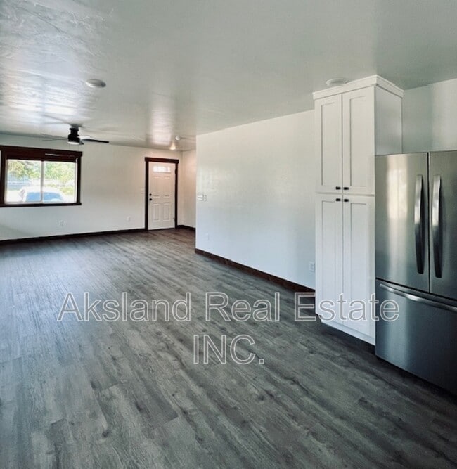 Building Photo - 908 Roosevelt Ave