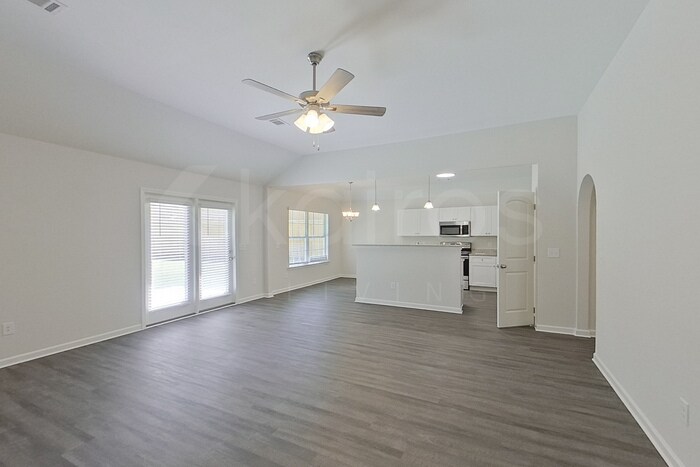 Building Photo - 114 Live Oak Dr