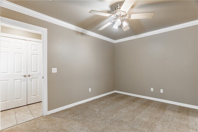Building Photo - 56 S Woodsprings Dr