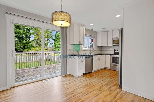 Building Photo - Beautiful remolded Single-family house