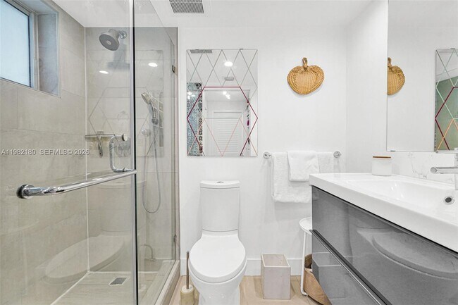 Building Photo - 1605 Bay Rd