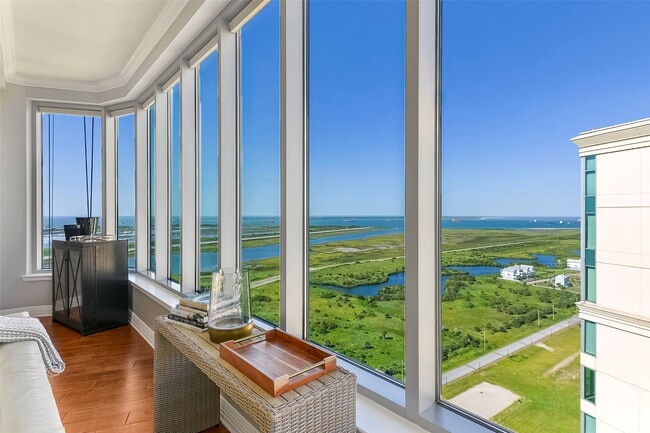 Building Photo - 801 E Beach Dr