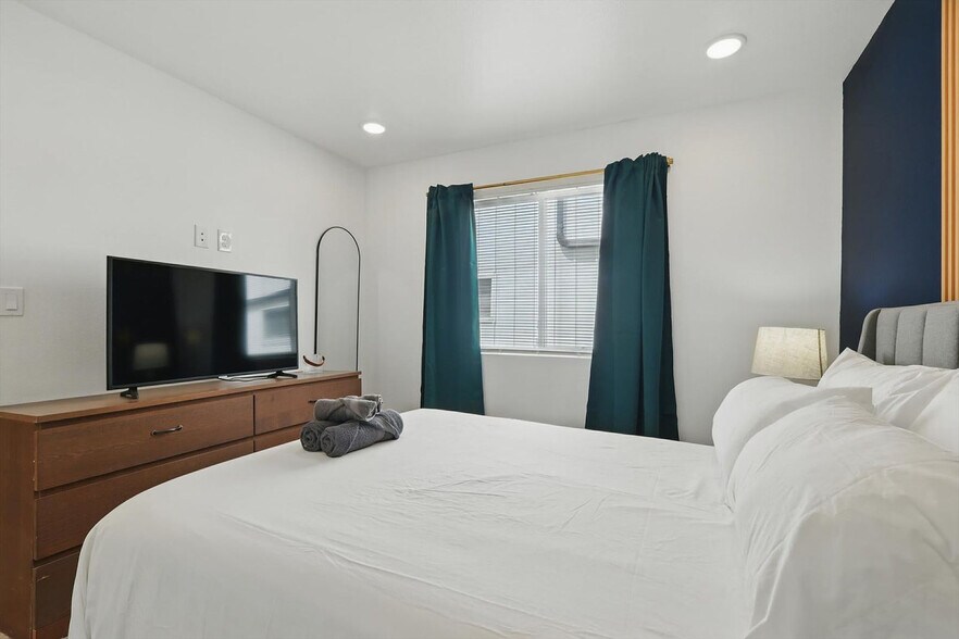 Building Photo - 4416 San Jacinto St