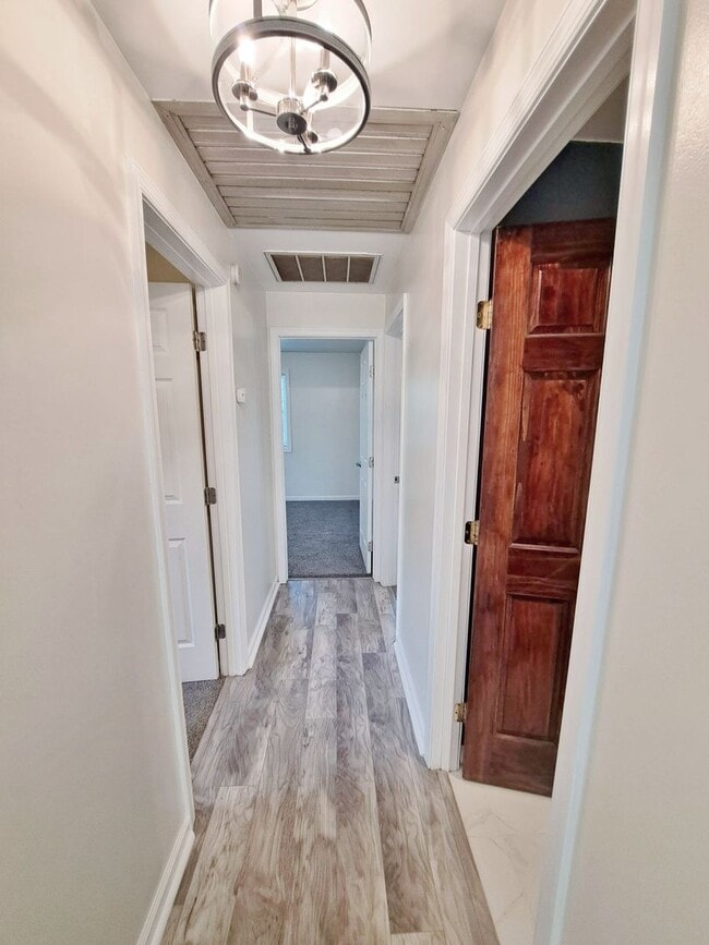 Building Photo - 3 Bed / 1-1/2 Bath Single Family Home