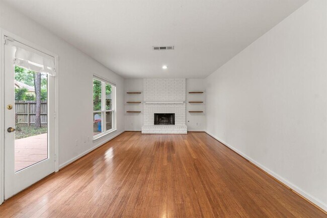Building Photo - 28 Silver Elm Pl