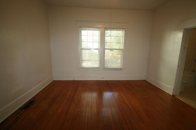 Building Photo - Spacious 3 Bedroom 2 Bath Trinity Park Hou...