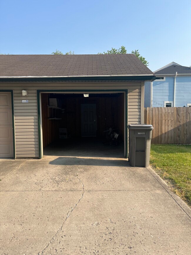 Building Photo - 1414 E New York St