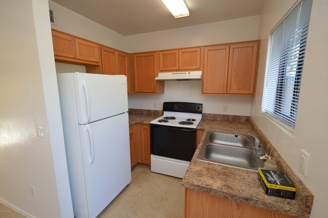 Building Photo - 4327 E Bellevue St