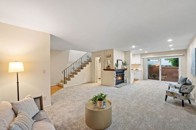 Building Photo - Bryn Mawr 3+2 condo with community pool!