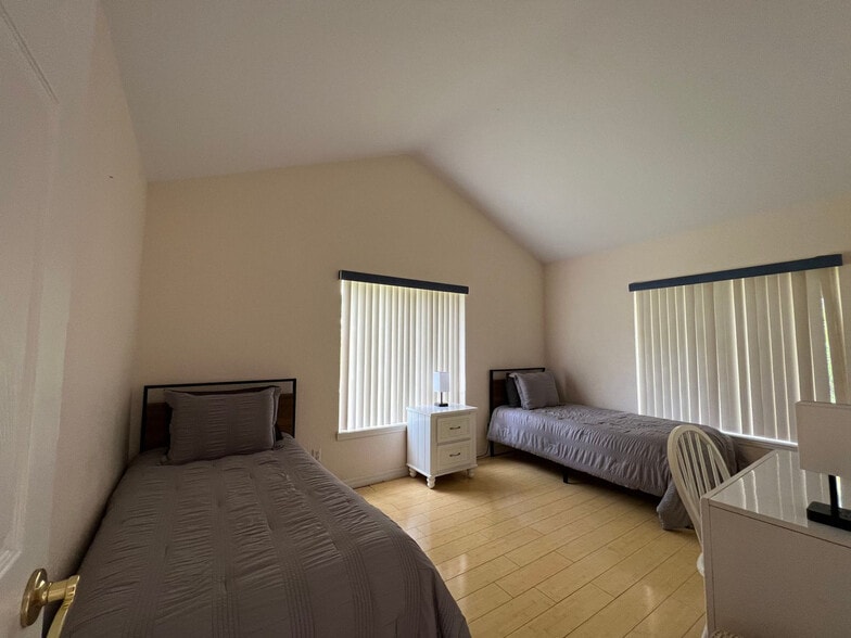 Building Photo - 12853 Bellerive Dr