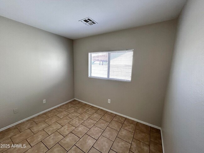 Building Photo - 11613 W Bloomfield Rd