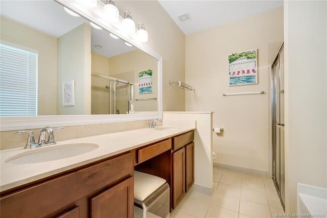 Building Photo - 521 NE Abaca Way